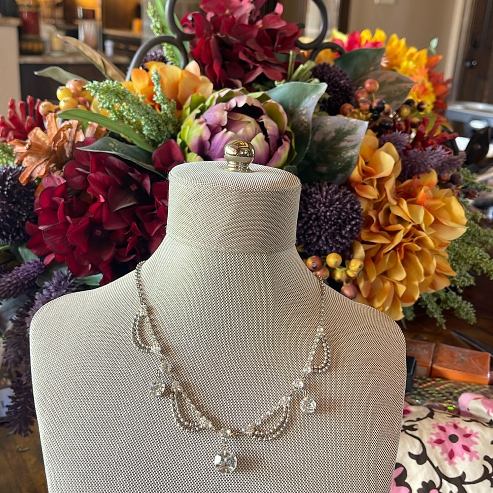 Gorgeous shiny beaded and crystal necklace 15 in w 3 in extender!